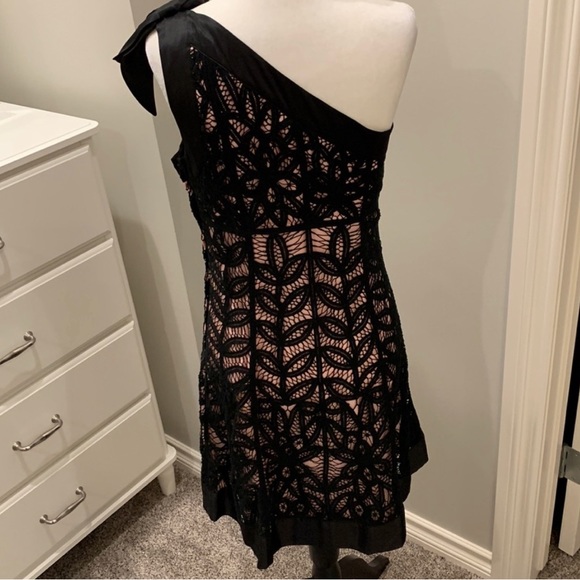 Size 8 lace fit and flare dress - Picture 2 of 6